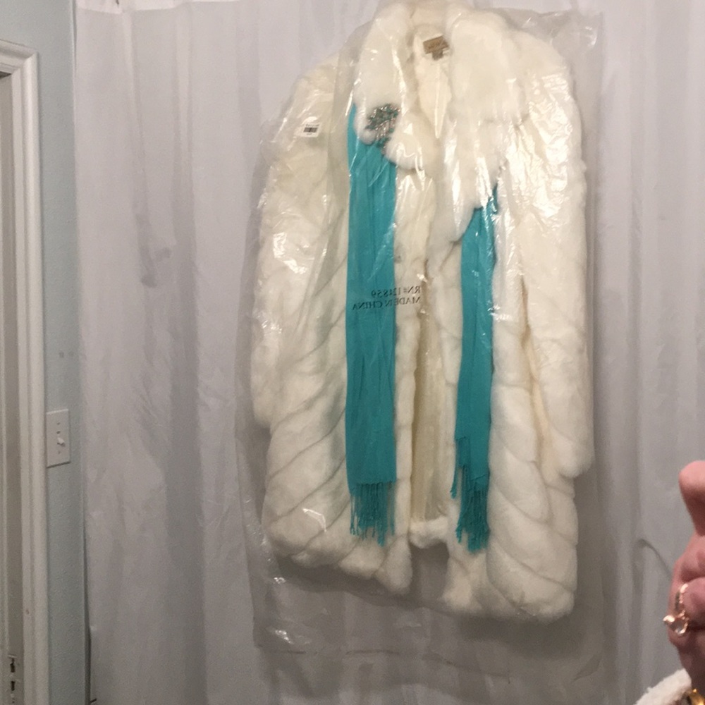Pamela McCoy classic length faux fur coat - Picture 3 of 12